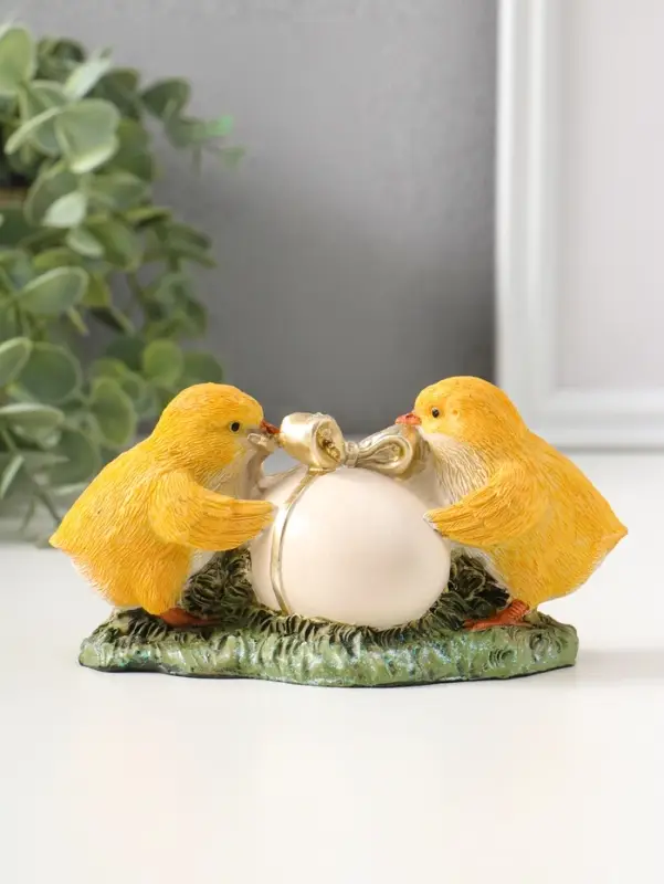 Сувенир полистоун "Цыплята завязывают подарочный бант на яичке" 7 см