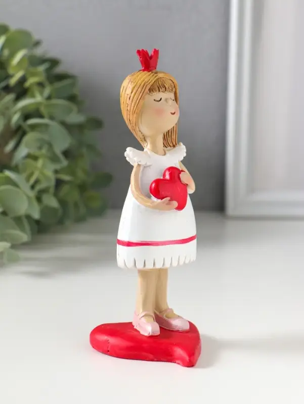 Сувенир полистоун "Маленькая принцесса с алым сердцем" 5х5,5х13 см