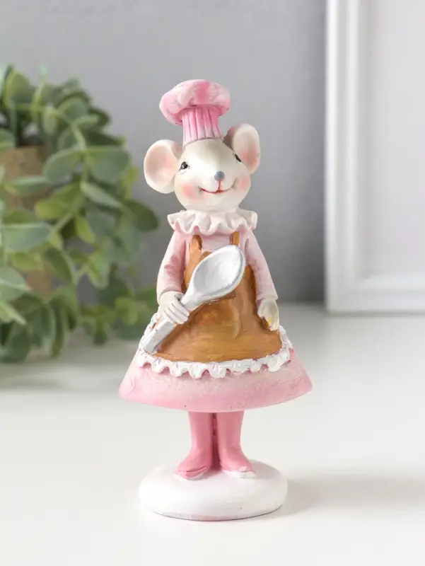 Сувенир полистоун "Мышка-поварёнок в розовом платье и колпаке, с ложкой" 6х4,5х13 см