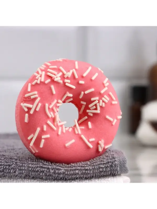 Бомбочка для ванн Бомбочка для ванн "красный пончик с кокосовой посыпкой" 85 г