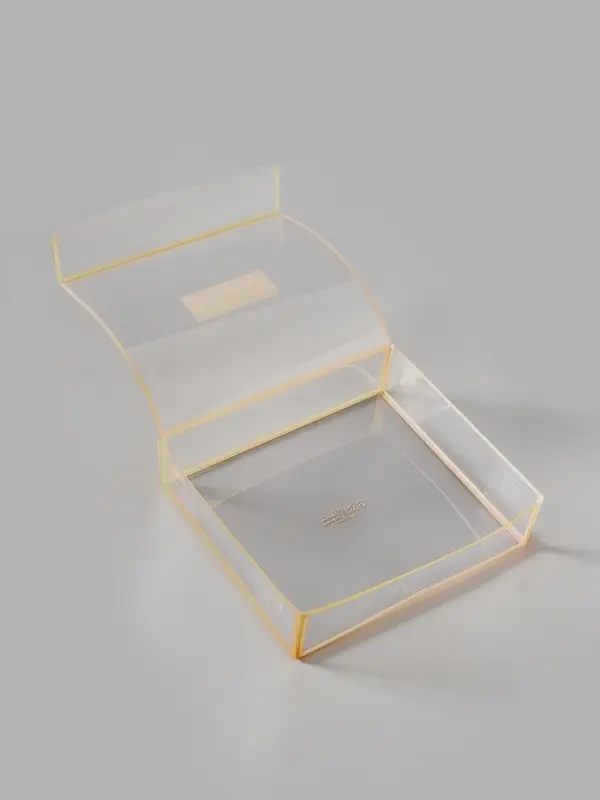 Коробка подарочная пластиковая с тишью и гирляндой Present, 20&times;18&times;5 см