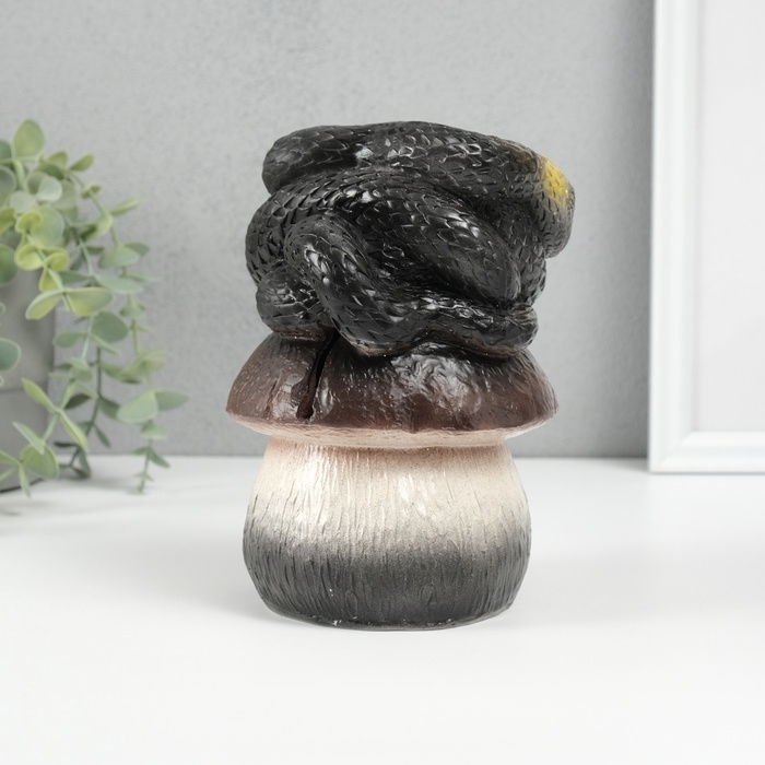 Новогодняя копилка  Новогодняя копилка "Змейка на грибе"  12 х11 х 18 см