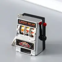 Брелок пластик "Игровой автомат - казино" серебро 2,7х3,4х5 см Брелок пластик "Игровой автомат - казино" серебро 2,7х3,4х5 см