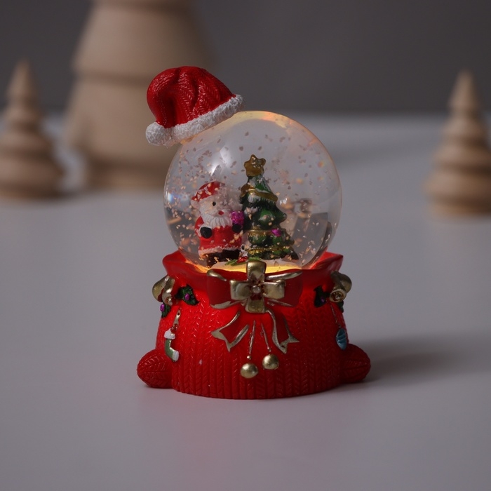 Сувенир полистоун водяной шар свет Сувенир полистоун водяной шар свет "Дед Мороз. Колпак и мешок с подарками" МИКС 4,5х5,5х8 см 10459