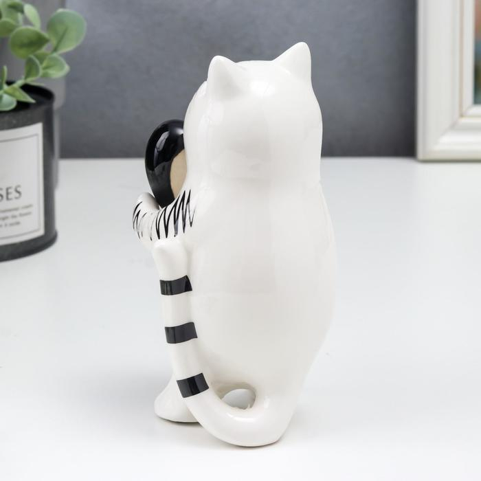 Сувенир керамика Сувенир керамика "Котик с сердечком" бело-чёрный с золотом 15х8,2х7,8 см