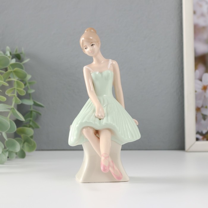 Сувенир керамика  Сувенир керамика "Балерина в зелёном платье на банкетке" 11х8х16,5 см