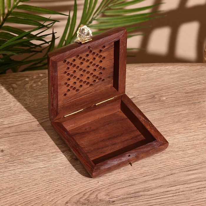 Шкатулка резная 10х10х4 см, дерево шишам Шкатулка резная 10х10х4 см, дерево шишам