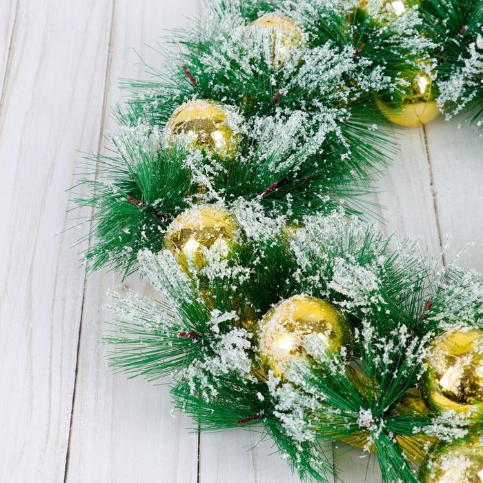 Венок новогодний d-30 см  Венок новогодний d-30 см "Золотистые шарики в инее"
