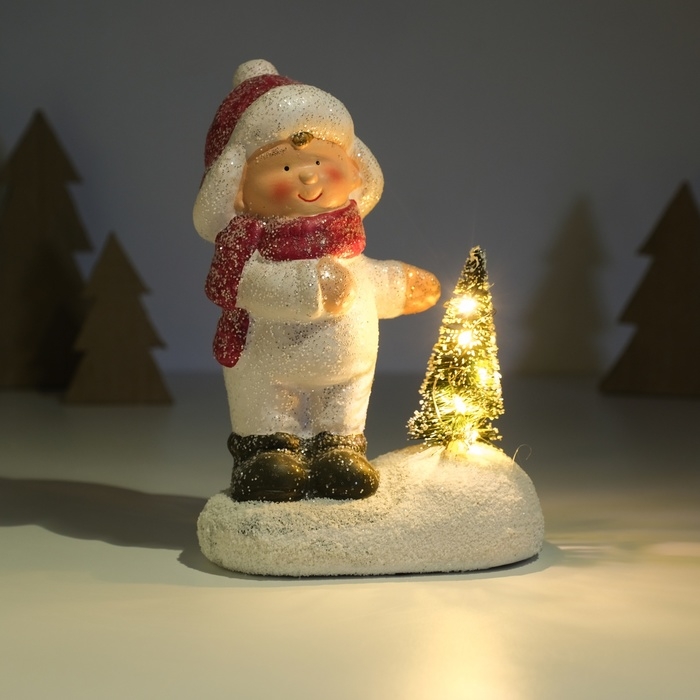 Сувенир керамика свет Сувенир керамика свет "Малыш в белом комбинезоне у ёлочки" 11,5х7х16 см