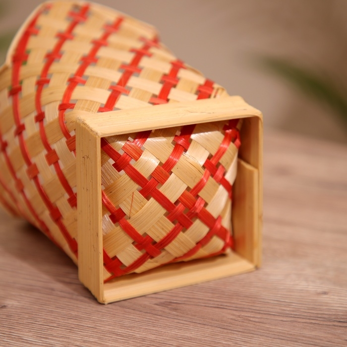 Салфетница плетёная, из бамбука 9х9х14 см Салфетница плетёная, из бамбука 9х9х14 см