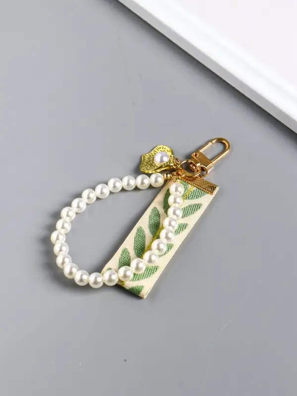 Брелок на карабине Брелок на карабине "Жемчужная нить, с ремешком и ракушкой" 12х9х1 см