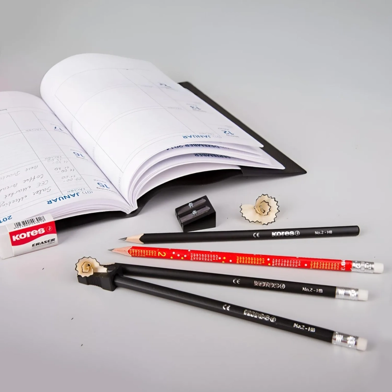 Карандаш чернографитный Kores трехгранный HB с ластиком и таблицей умножени