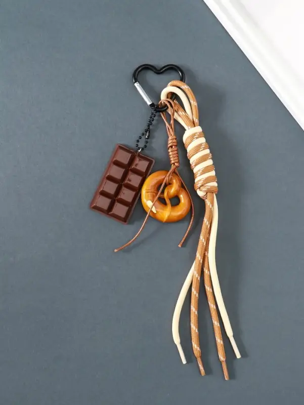 Брелок на карабине пластик, текстиль "Шоколад и крендель" с узлом 23х6,8х2 см