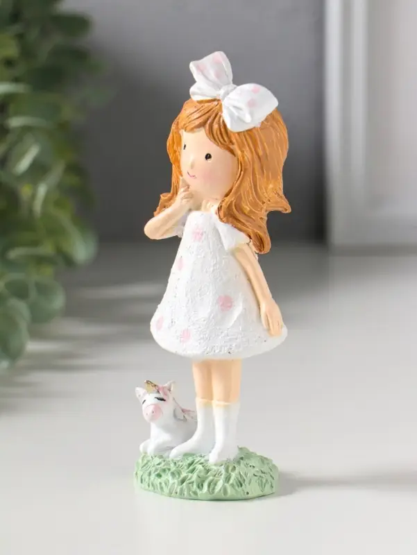 Сувенир полистоун "Малышка в платье в горох, с бантом в волосах, с единорогом" 5х3,7х13 см   1092989