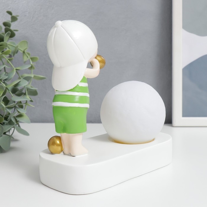 Сувенир полистоун свет  Сувенир полистоун свет "Малыш в белой кепке, с золотым пузырём у шара" 16,5х8х16 см