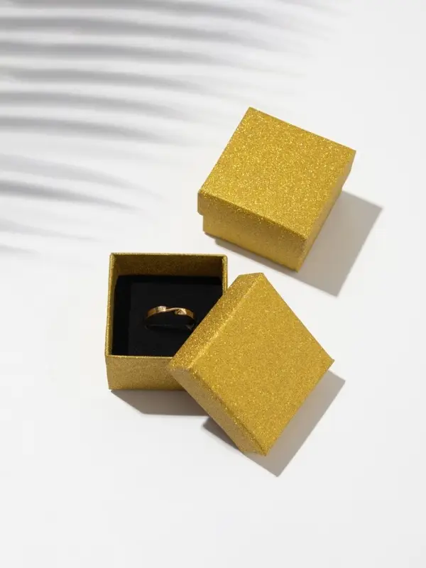 Коробочка подарочная под кольцо, серьги &laquo;Блеск&raquo;, 5&times;5 см, (полезная часть 4.5&times;4.5 см), вставка чёрная, цвет золото