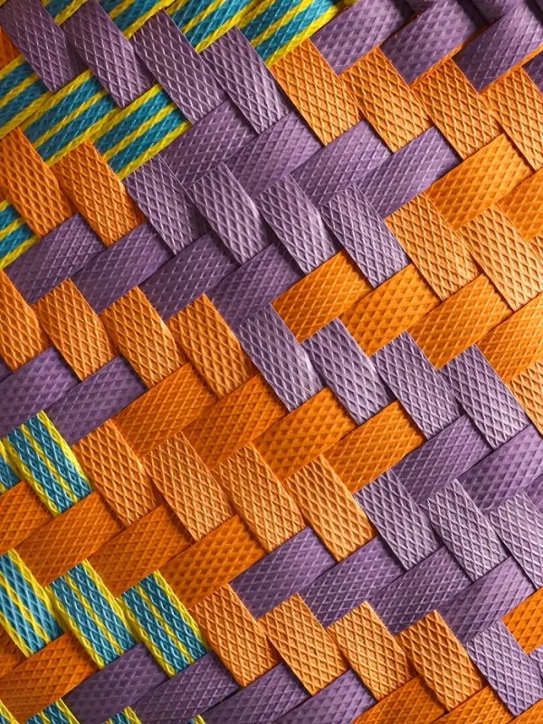 Сумка плетёная пластиковая 20х10х30 см, цв. разноцветный Сумка плетёная пластиковая 20х10х30 см, цв. разноцветный