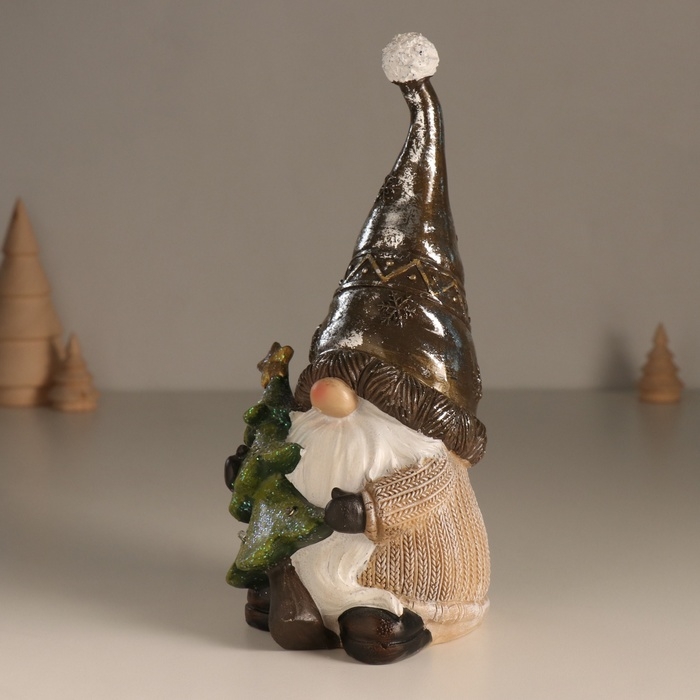 Сувенир полистоун свет Сувенир полистоун свет "Дед Мороз в колпаке, с ёлкой" беж и шоколад 10,5х10,5х22 см