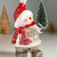 Сувенир керамика свет "Снеговик в серебристой шубке с ёлочкой" 9,5х7,5х14,5 см