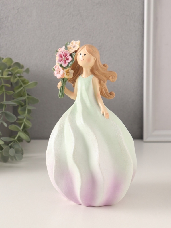 Сувенир полистоун Сувенир полистоун "Девочка-зефирка с букетом" зелёно-фиолетовый 11,5х10,5х18,5 см