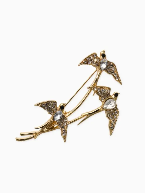 Брошь "Ласточки трио", цвет белый в золоте