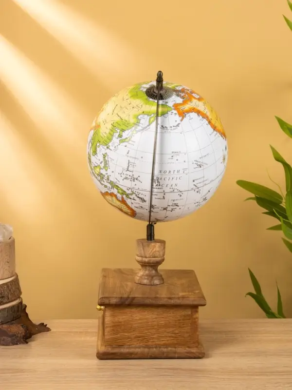 Глобус сувенирный 23х20х39 см, подставка дерево Глобус сувенирный 23х20х39 см, подставка дерево