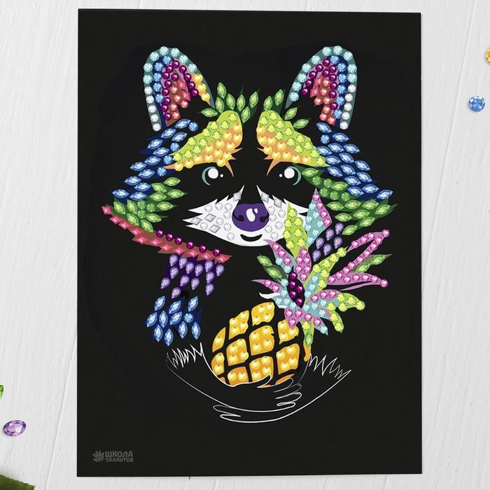 Мозаика стразами «Енот с ананасом» Мозаика стразами «Енот с ананасом»