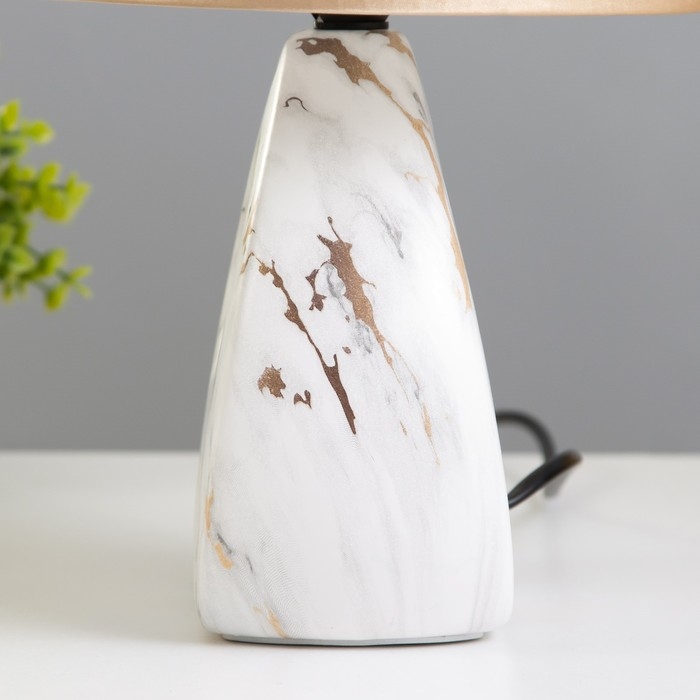 Настольная лампа Настольная лампа "Аморет" E14 40Вт белый-золото 20х20х30 см RISALUX