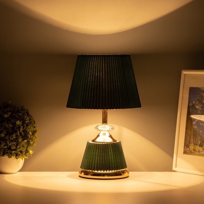 Лампа настольная Лампа настольная "Клаудия" 1х40Вт Е27+LED подсветка основания изумрудный/золото 15х15х32,5см 10683