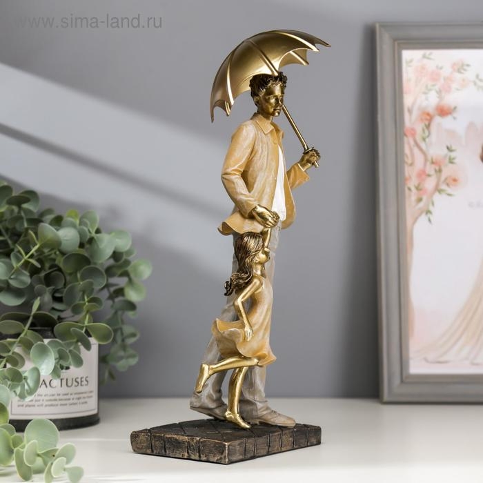 Сувенир полистоун  Сувенир полистоун "Папа с дочкой на прогулке под зонтом" бежевый 28х11х8 см