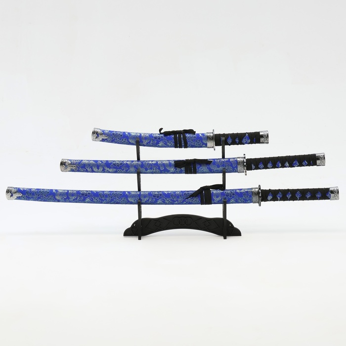 Сув. изделие катаны 3в1 на подставке, ножны ткань, драконы золото на синем 47/70/89см Сув. изделие катаны 3в1 на подставке, ножны ткань, драконы золото на синем 47/70/89см