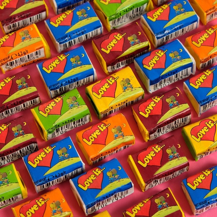 Жевательная резинка LOVE IS, микс, сфера, 4,2 г Жевательная резинка LOVE IS, микс, сфера, 4,2 г