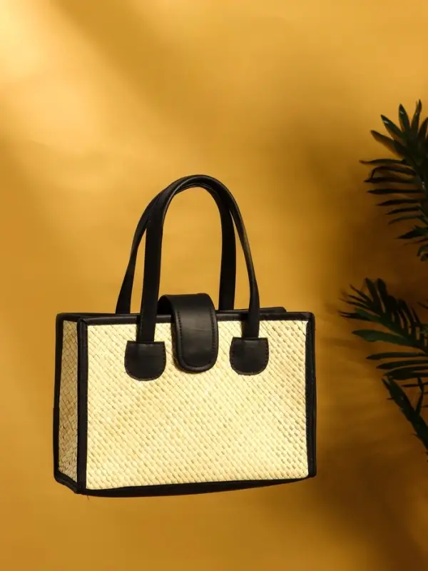 Сумка плетёная на застёжке из пандана 30х10х35 см, бежево-чёрный