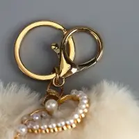 Пушистик на кольце "Сердце с жемчужной подвеской" белый 13х9 см