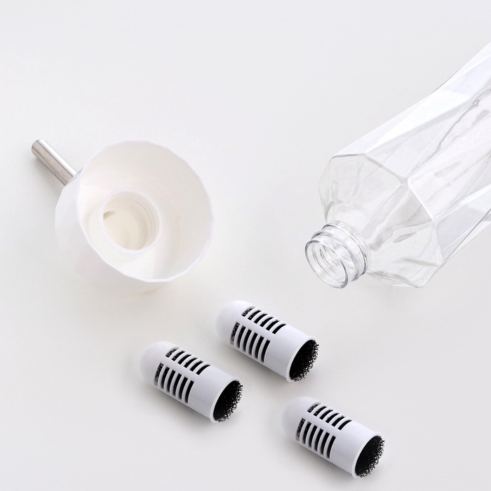 Поилка для животных, 750 мл, крепление-пружинка, и два сменных фильтра, белая Поилка для животных, 750 мл, крепление-пружинка, и два сменных фильтра, белая