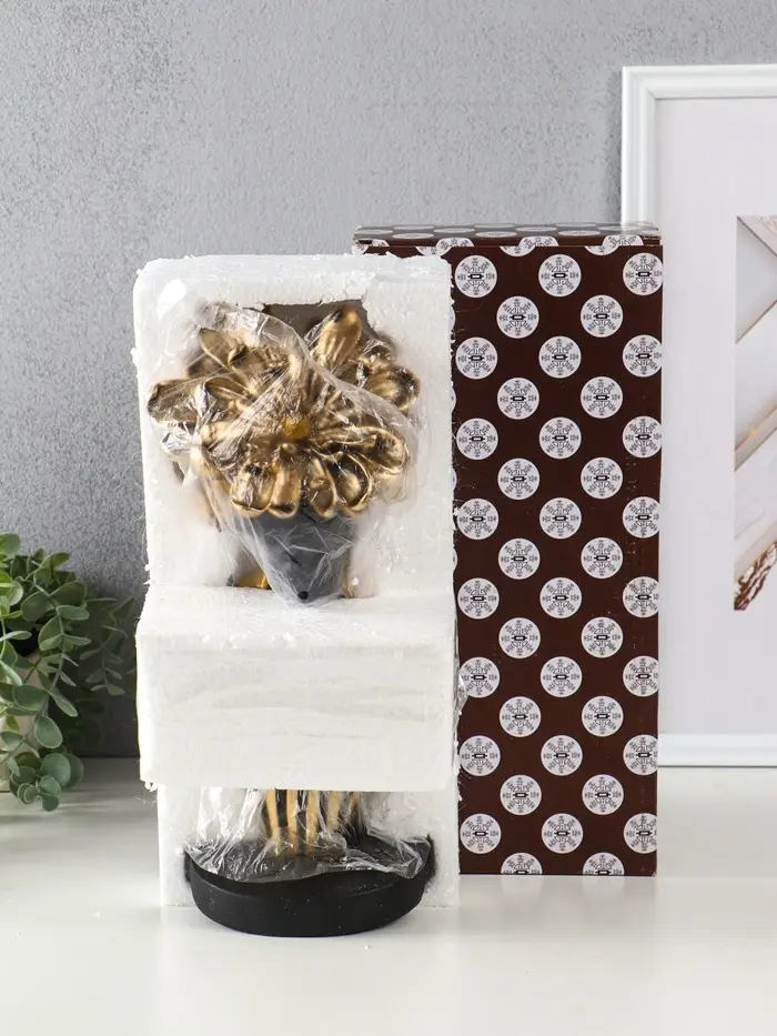 Бюст полистоун "Девушка с золотым цветком, в полосатом наряде" чёрный 12,3х11,5х31,5 см Бюст полистоун "Девушка с золотым цветком, в полосатом наряде" чёрный 12,3х11,5х31,5 см