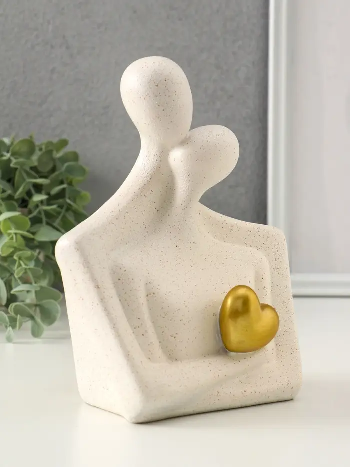 Бюст полистоун "Влюблённые - поцелуй, с золотым сердцем" песочный 15х9х18,5 см Бюст полистоун "Влюблённые - поцелуй, с золотым сердцем" песочный 15х9х18,5 см