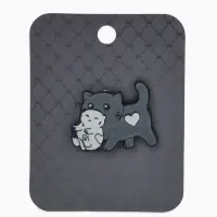 Значок &laquo;Кошка с котёнком&raquo;, серо-белый в чёрном металле