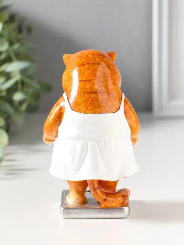 Сувенир полистоун лак "Кошка в белом сарафане стоит на весах" 7,5х7,2х12,5 см