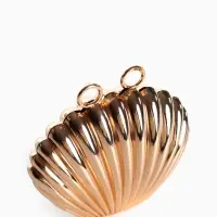 Сумка мини-клатч на магните, в форме ракушки, жёсткий корпус, на длинной цепочке, золотистая