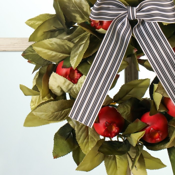 Венок на дверь интерьерный Венок на дверь интерьерный "Гранаты" d=35 см