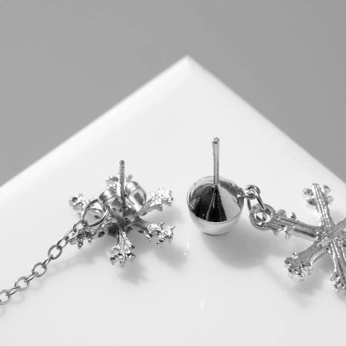 Новый год! Серьги с жемчугом «Снежинки», асимметрия, цвет белый в серебре Новый год! Серьги с жемчугом «Снежинки», асимметрия, цвет белый в серебре