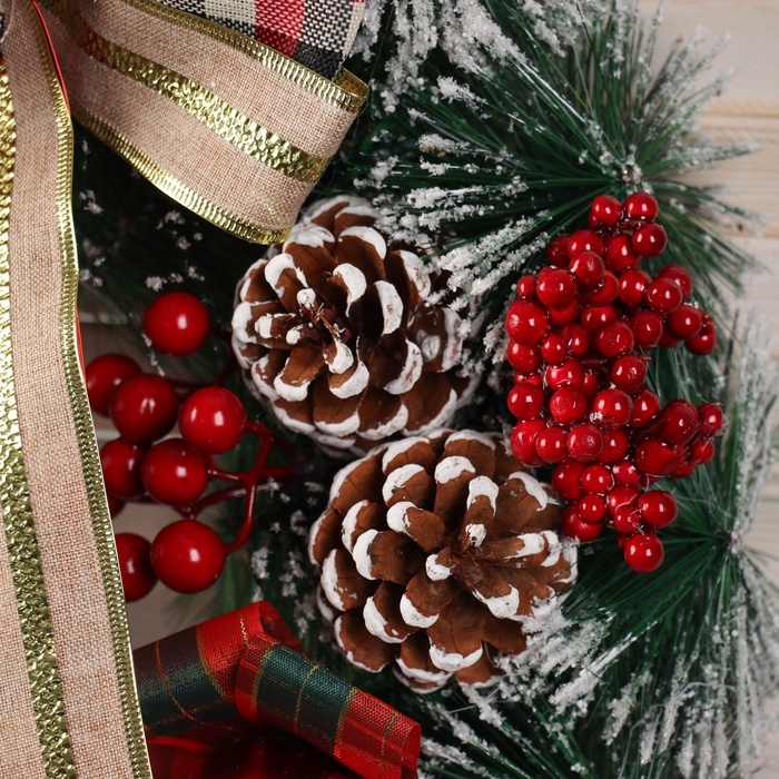 Венок новогодний d-40 см  Венок новогодний d-40 см "Яркая сказка" банты ягодки шишки