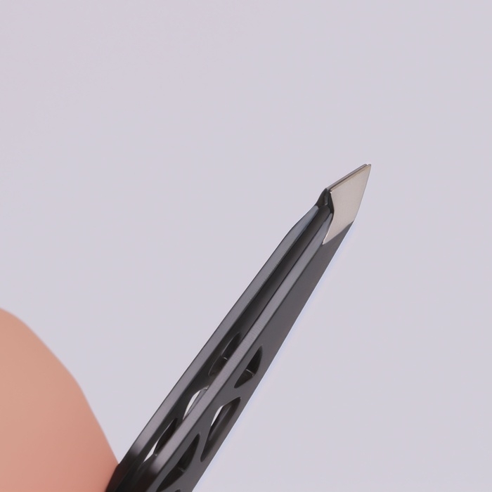 Пинцет «Геометрия», скошенный, заострённый, 9,5 см, цвет чёрный Пинцет «Геометрия», скошенный, заострённый, 9,5 см, цвет чёрный