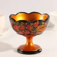 Конфетница на ножке &laquo;Земляничка&raquo;, резная, дерево, хохлома