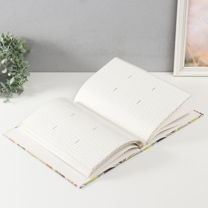 Фотоальбом на 180 фото 10х15 см Фотоальбом на 180 фото 10х15 см "Кеды" бумажные листы МИКС 32,5х4,5х22,5 см