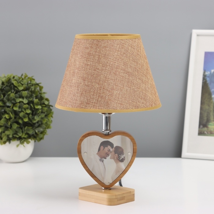 Лампа настольная с фоторамкой 9,5х8,5см (акрил на магнитах) 20х20х35см Лампа настольная с фоторамкой 9,5х8,5см (акрил на магнитах) 20х20х35см