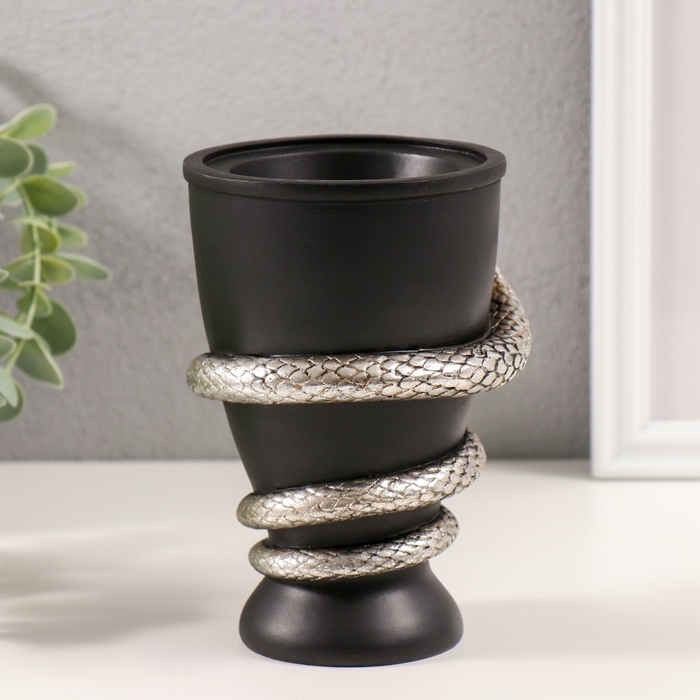 Подсвечник полистоун на 1 свечу Подсвечник полистоун на 1 свечу "Змея и кубок" серебро 11,5х10х14,3 см