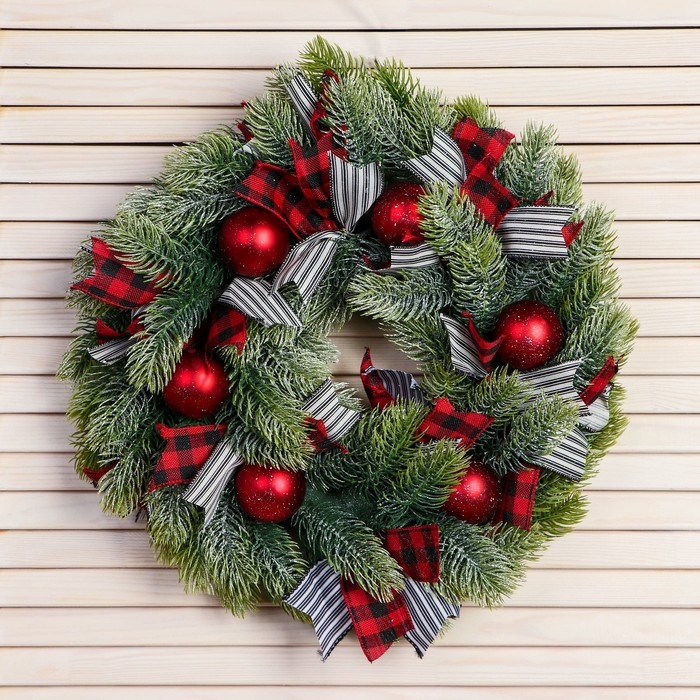 Венок новогодний d- 36 см  Венок новогодний d- 36 см "Уютная сказка" клетчатые ленты алые шары