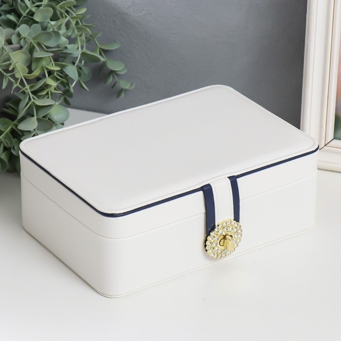 Шкатулка кожзам для украшений  Шкатулка кожзам для украшений "С пряжкой" белая 24х18,5х9 см